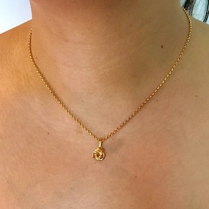 究極のケルトノットネックレス • シルバーまたは 14k ゴールドフィル • 小さなノットネックレス • ラブノットネックレス • ブライズメイドギフト • バレンタインギフト