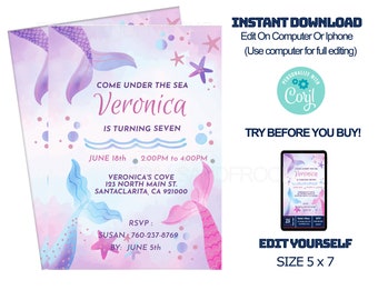 Op de afbeelding: Een printbare uitnodiging voor een verjaardagsfeest met een zeemeermin-thema. De uitnodiging heeft een aquarel achtergrond met een zeemeerminstaart, schelpen en sterren. De tekst luidt "Come Under The Sea Veronica Is Turning Seven" met de datum, tijd en locatie van het feest. De uitnodiging is 12,7x17,8 cm.