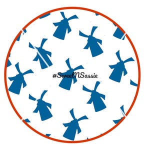 Puede incluir: Diseño circular con fondo blanco con un patrón de molinos de viento azules. El diseño está enmarcado por un círculo rojo e incluye el texto "#SweetNSassie".