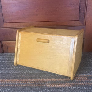 Vintage Pine Bread Box - Classic Farmhouse Wooden Kitchen Storage Box