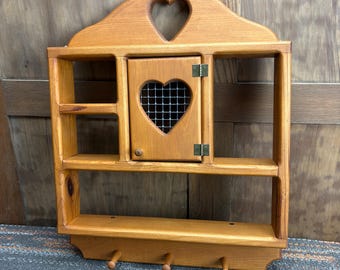 Estantería de pared vintage con forma de corazón recortado de Theee Peg