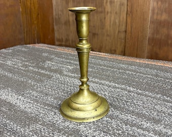 Candelabro de latón con pátina antigua