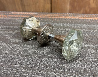 Juego de pomos de puerta extragrandes de cristal tallado con placas decorativas redondas.