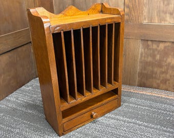 Compartimento vertical dividido de roble antiguo con cajón