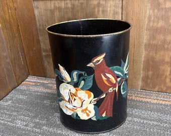 Papelera vintage de metal negro con cardenal pintado a mano