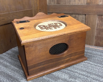 Panera de madera vintage con frontal bordado a punto de cruz