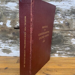 Manual antiguo para consejos de guerra de los Estados Unidos - Libro de consejos de guerra del gobierno de EE. UU. de 1951 - Profusamente anotado