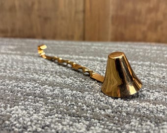 以下が含まれることがあります： 金色のバー スプーン。円錐形のヘッドとねじれたステムが特徴です。 カクテルを混ぜるように設計されており、ステムの端にはフックが付いており、扱いやすくなっています。 スプーンは金属製で、光沢のある仕上がりです。