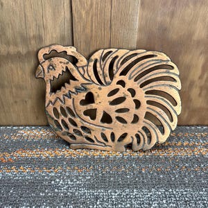 Salvamanteles de pared vintage de cobre con forma de gallo de mediados de siglo XX