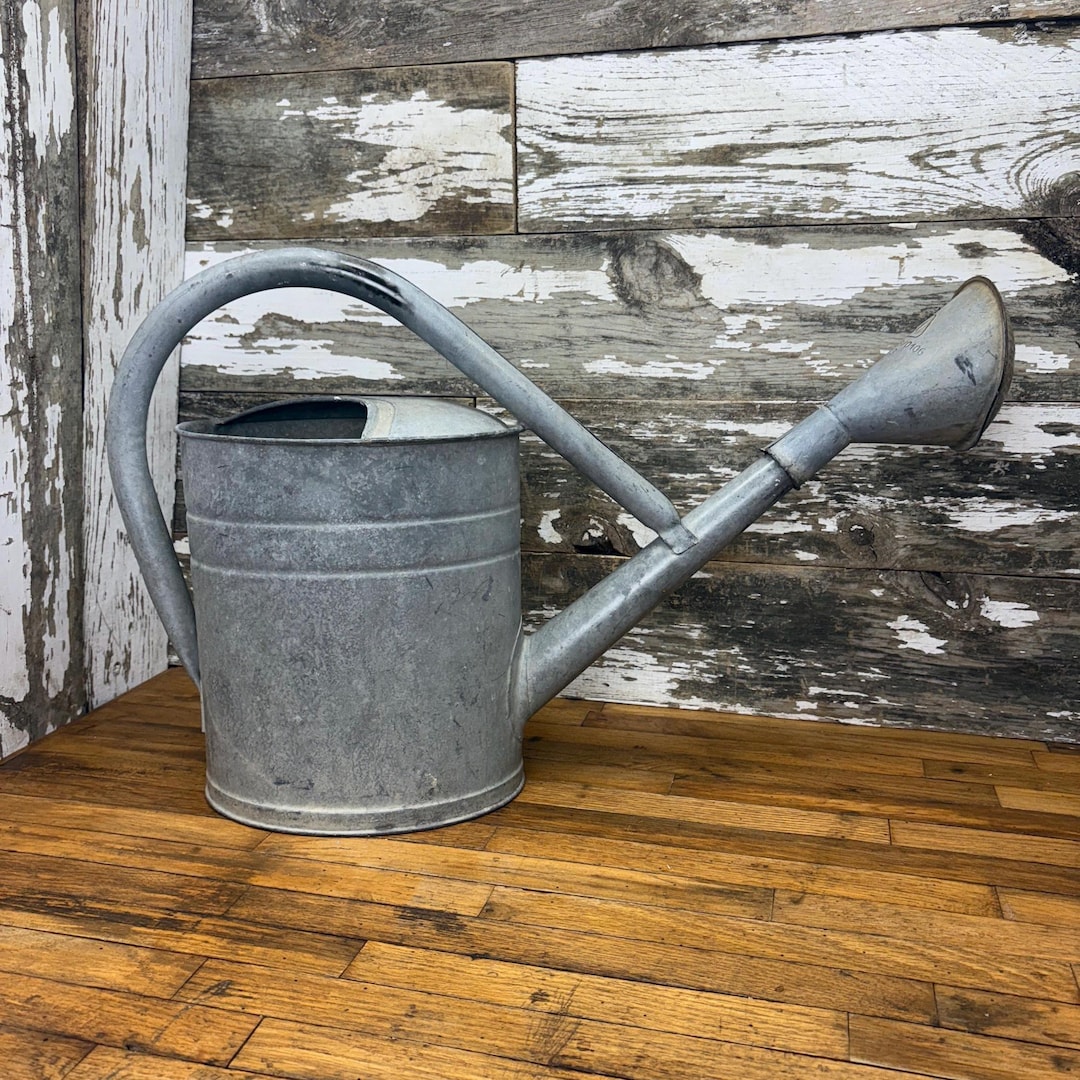 1930年代のアンティーク亜鉛メッキじょうろ：エンボス加工されたBAT