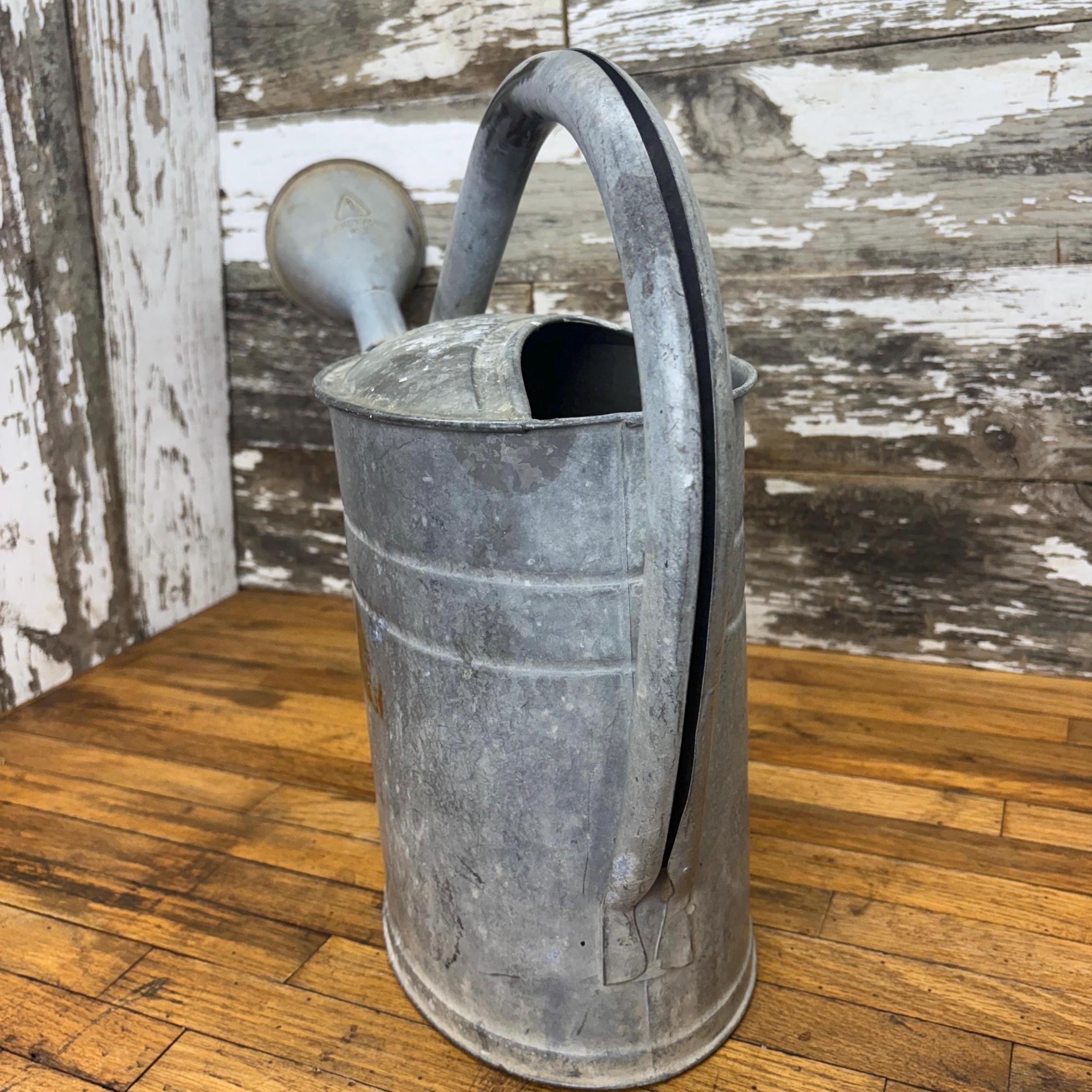 1930年代のアンティーク亜鉛メッキじょうろ：エンボス加工されたBAT
