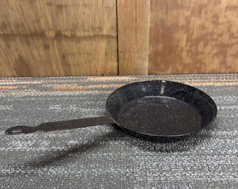 Sartén vintage de nueve pulgadas de esmalte negro moteado