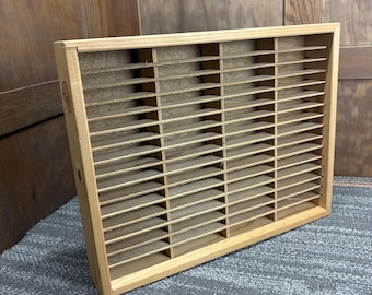 Estante de pared de madera vintage de los años 90 del Valle de Napa para 64 cintas de casete, 19x15