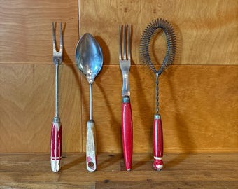 Utensilios de cocina decorativos antiguos grandes de 30 cm con mango de madera pintada de rojo desconchado.