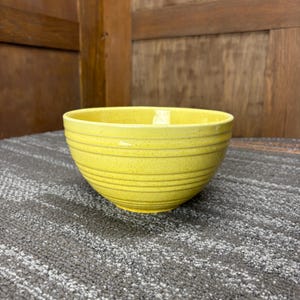 Bol para mezclar McCoy USA amarillo moteado con diseño de panal acanalado, gres de 20 cm (8 pulgadas)