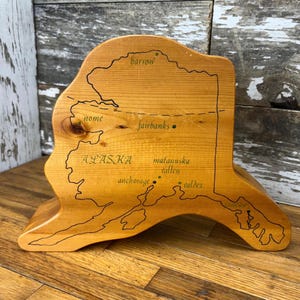 Alcancía de madera antigua con forma de estado de Alaska - Carpintería especializada en Palmer, Alaska