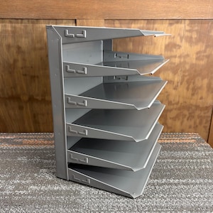 Organizador de escritorio industrial vintage de metal gris con seis estantes para archivadores