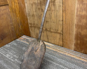 Pala de chimenea antigua hecha a mano con mango largo de hierro forjado