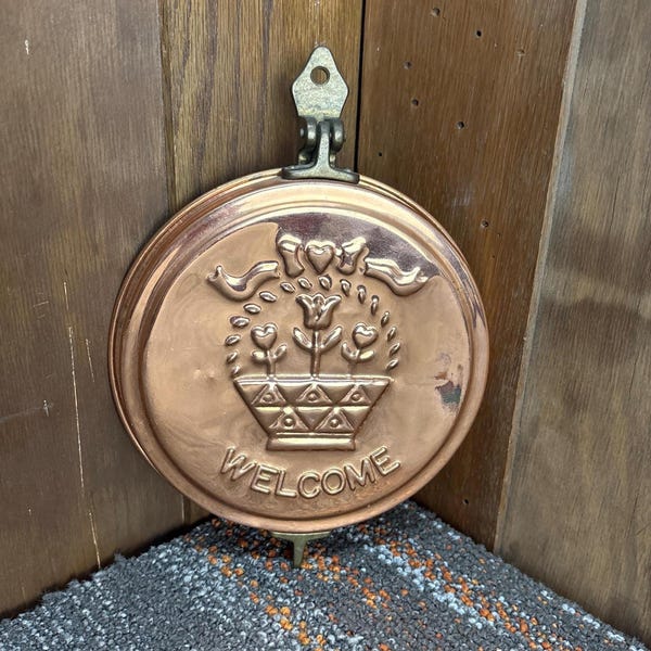 Letrero de bienvenida con soporte oculto para llaves y decoración de pared: diseño de cesta de flores prensadas.