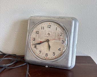 General Electric 2H08 Square Ivory Analog Clock Plug-In Electric USA
