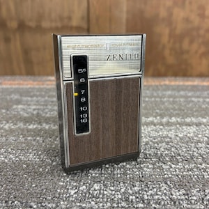 Vintage Zenith Royal Eight Transistor Fifteen Solid State Radio With Original Leather Case - Works!