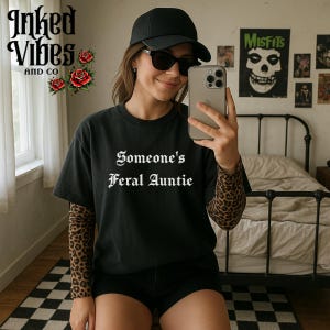 Camiseta gótica con texto "La tía salvaje de alguien" / Camiseta de humor negro para tías / Estilo vintage Comfort Colors