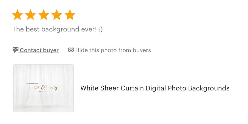 K&ouml;nnte beinhalten: Wei&szlig;er, durchsichtiger Vorhang als digitaler Fotohintergrund. Der Hintergrund ist ein wei&szlig;er, durchsichtiger Vorhang mit einer goldenen Aufschrift, die "LUXE & Lovely" lautet.