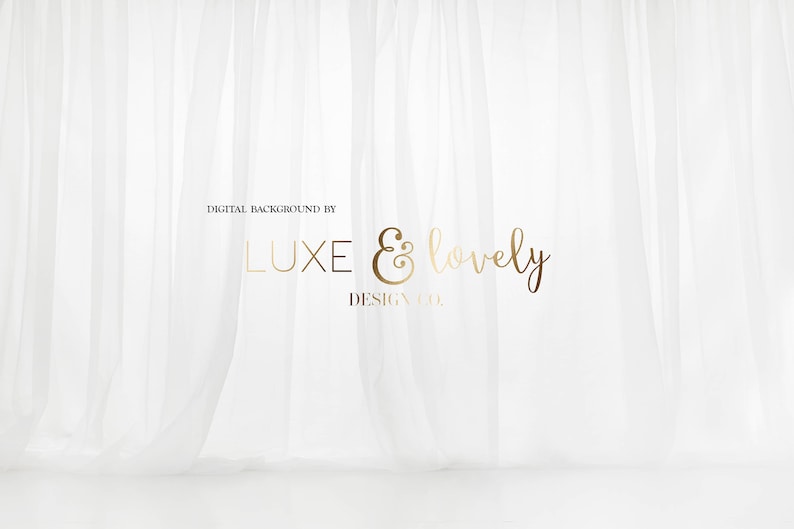 K&ouml;nnte beinhalten: Wei&szlig;e, durchsichtige Vorh&auml;nge mit einem goldenen Logo, auf dem "LUXE & lovely DESIGN CO." steht.