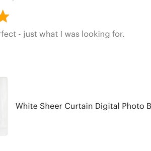 K&ouml;nnte beinhalten: Wei&szlig;er, durchsichtiger Vorhang als digitale Foto-Kulisse. Die Kulisse ist wei&szlig; und hat eine weiche, flie&szlig;ende Textur. Der Text "Luxe & Lovely" ist in goldener Schrift auf der Kulisse geschrieben.