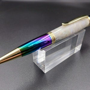 Rainbow Opal- długopis przekręcany z serii Cosmos.