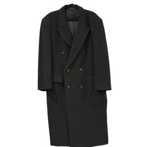 Puede incluir: Un abrigo cruzado gris oscuro con solapa de muesca y dos filas de botones. El abrigo está colgado de una percha negra. El abrigo tiene dos bolsillos delanteros y es largo.