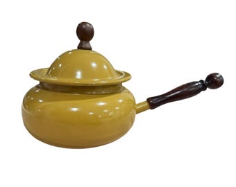 Olla para fondue vintage de esmalte amarillo mostaza con mango de madera, fabricada en Taiwán MCM Retro