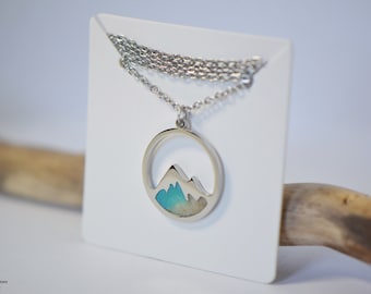 Collar con colgante de montaña hecho a mano con arena del río Soča: joyería de resina ecológica, regalo natural esloveno, collar minimalista de arena.