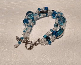 Bracelet libellule, Bracelet à breloque, Bracelet turquoise, Bracelet multi-rangs, Libellule, Bracelet bleu, Bracelet en verre, Bracelet