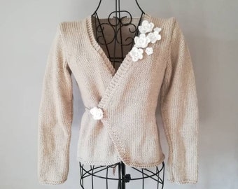 Pull cache-coeur cardigan beige pull en laine cardigan mohair fleurs d'alpaga blanc Tricoté à la main cardigan enveloppant Lilith Creation