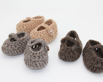 Doll shoes, 6.5 cm slippers with button, crochet doll booties for doll 35-40 cm