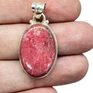 Ciondolo ovale in tulite, gemma rosa vibrante, zoisite rosa, cristallo rosalina, pietra dell'amore, pietra della compassione, argento sterling, gemma autentica immagine 1