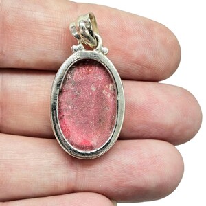 Ciondolo ovale in tulite, gemma rosa vibrante, zoisite rosa, cristallo rosalina, pietra dell'amore, pietra della compassione, argento sterling, gemma autentica immagine 6