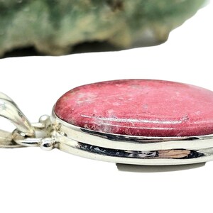 Ciondolo ovale in tulite, gemma rosa vibrante, zoisite rosa, cristallo rosalina, pietra dell'amore, pietra della compassione, argento sterling, gemma autentica immagine 5