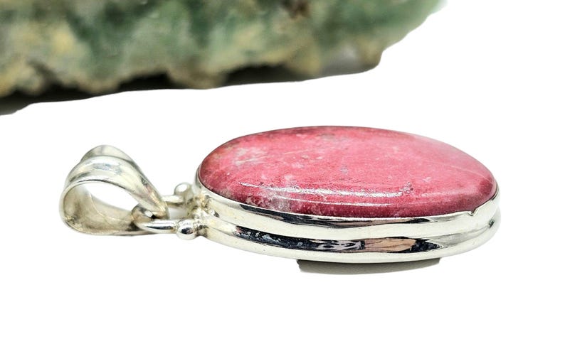 Ciondolo ovale in tulite, gemma rosa vibrante, zoisite rosa, cristallo rosalina, pietra dell'amore, pietra della compassione, argento sterling, gemma autentica immagine 5