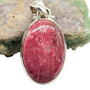 Ciondolo ovale in tulite, gemma rosa vibrante, zoisite rosa, cristallo rosalina, pietra dell'amore, pietra della compassione, argento sterling, gemma autentica immagine 4
