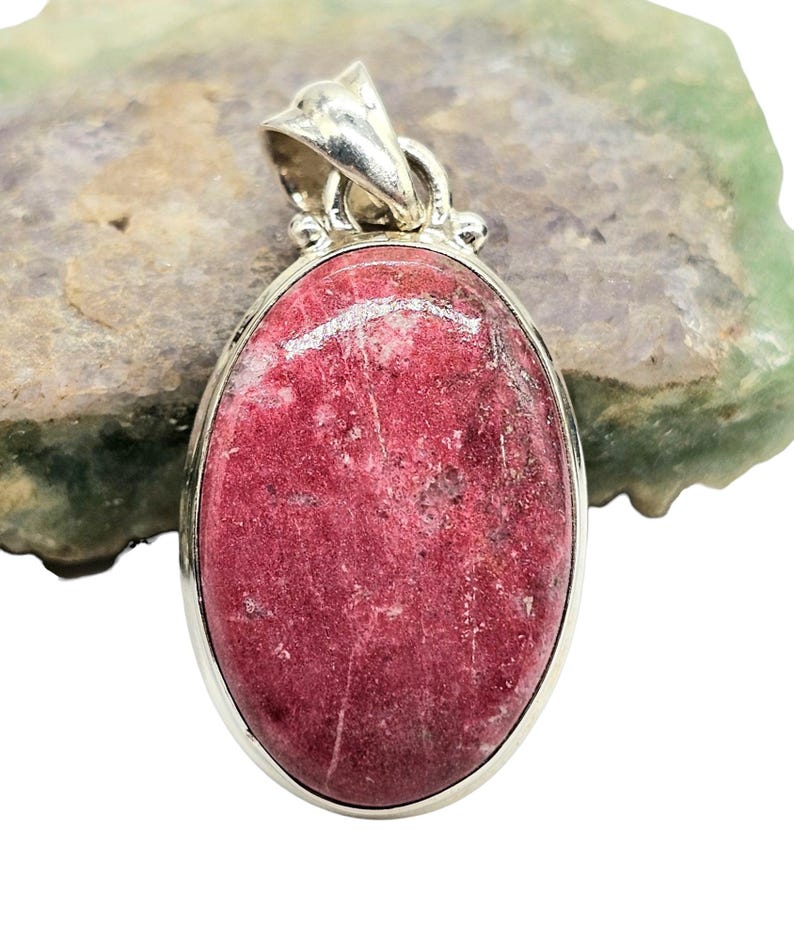 Ciondolo ovale in tulite, gemma rosa vibrante, zoisite rosa, cristallo rosalina, pietra dell'amore, pietra della compassione, argento sterling, gemma autentica immagine 4