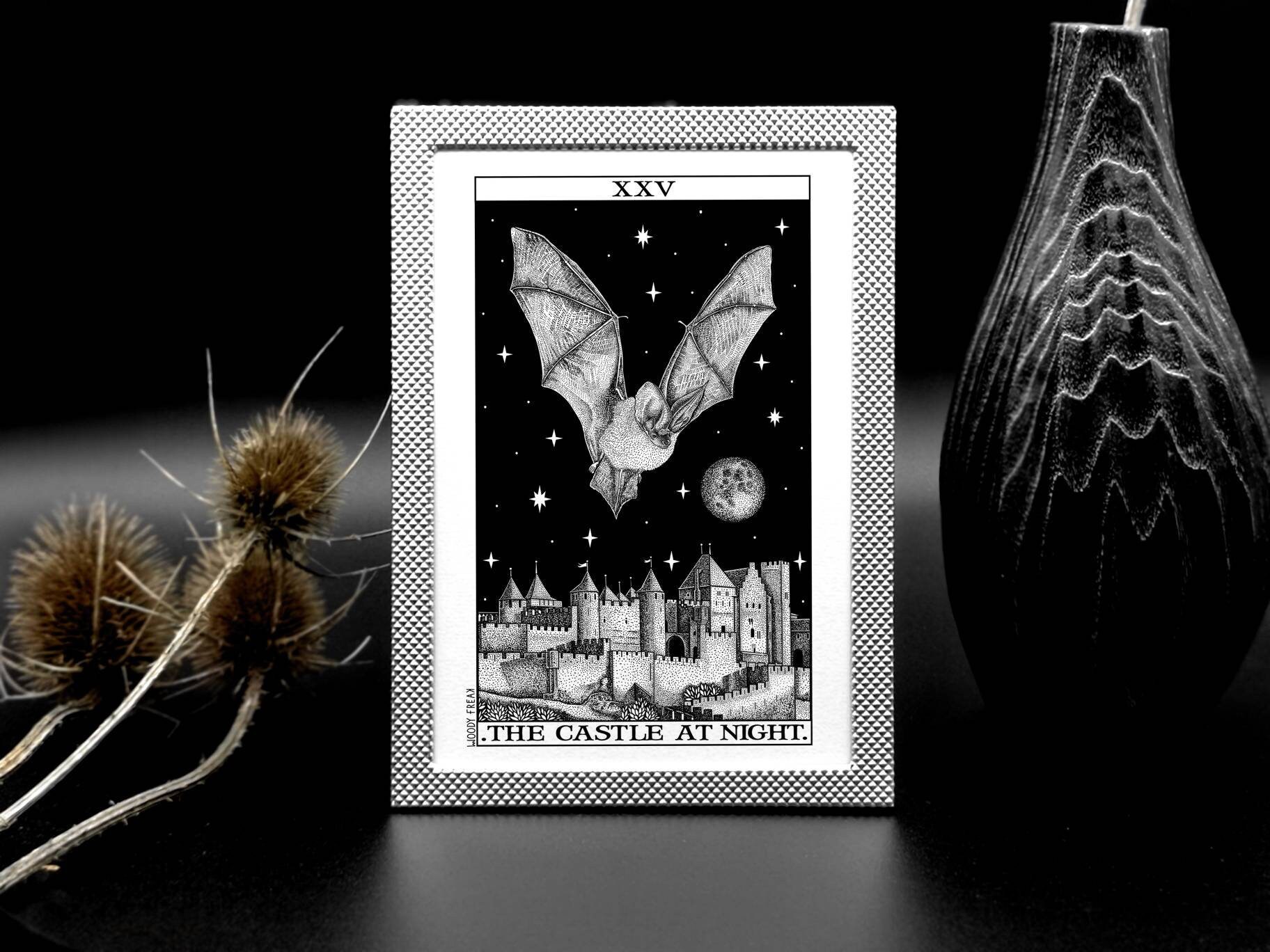 Cadre Métallique Argenté et Illustration Issue de L'univers Lunaire Du Tarot avec Une Chauve-Souris