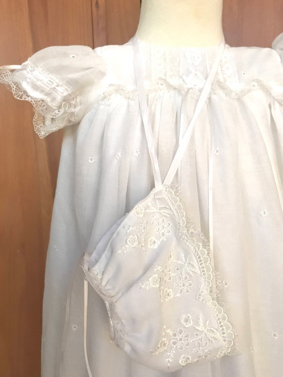 Patron Ancien De Robe De Baptême Et Bonnet - Reproduction Du Magazine La Poupée Modèle De Mai 1866