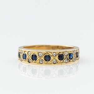 Banda de zafiro de media eternidad - banda de piedra preciosa apilable - banda de oro amarillo - banda de zafiro de oro -anillo de zafiro pavé -anillo de oro de piedra de nacimiento azul