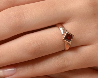 Rhombus Handmade Ring with Garnet in 14K Rose Gold - Rose Gold Small Ring - Gemstone Ring - Red Jewelry - Red Garnet Gold Ring