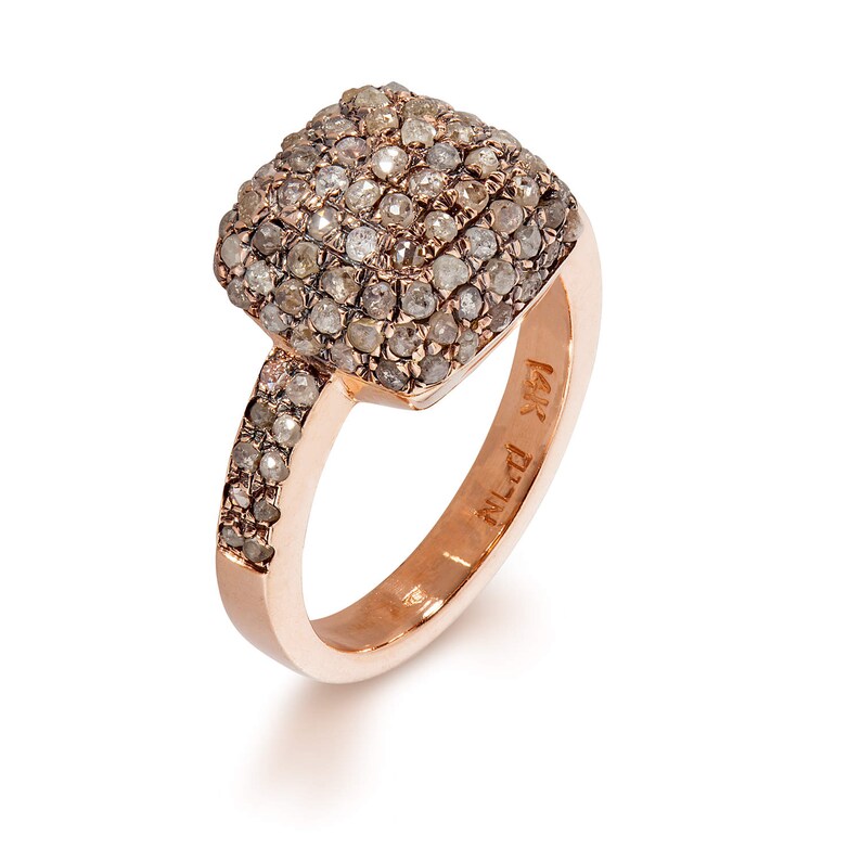 Peut inclure: Une bague en or rose avec un serti carr&eacute;, enti&egrave;rement recouvert de petits diamants bruns. La bague est marqu&eacute;e "14K NL D1" &agrave; l'int&eacute;rieur de la bande.