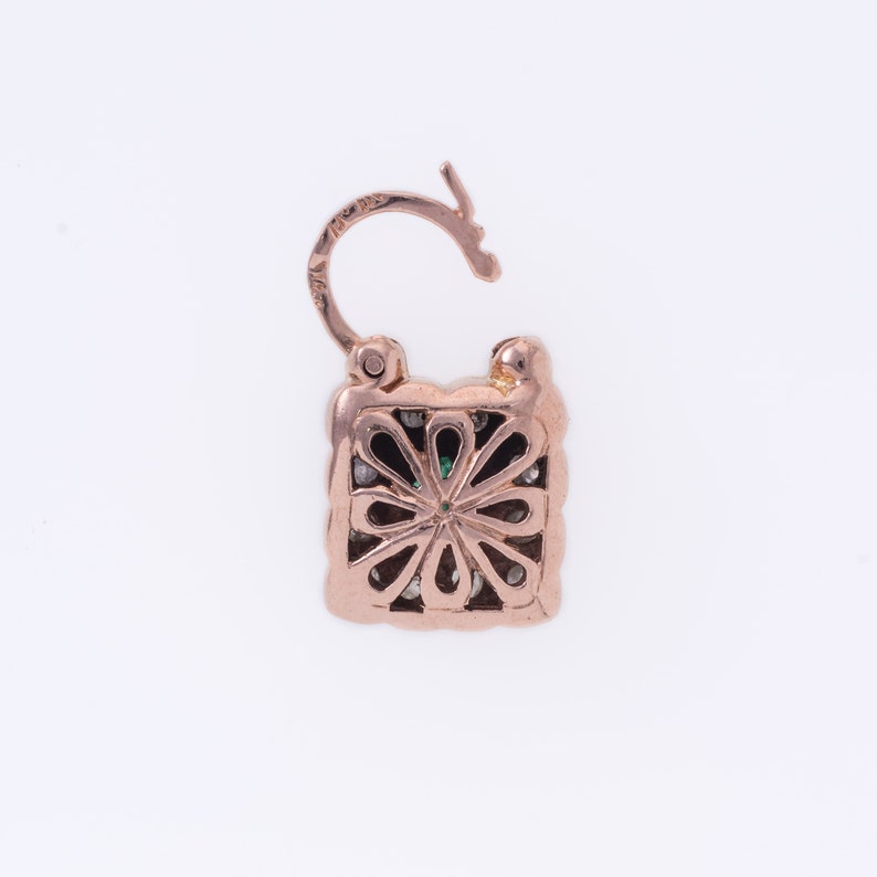 Op de afbeelding: Een roosgoudkleurige hangslot hanger met een vierkant ontwerp met een bloem met groene en witte stenen.