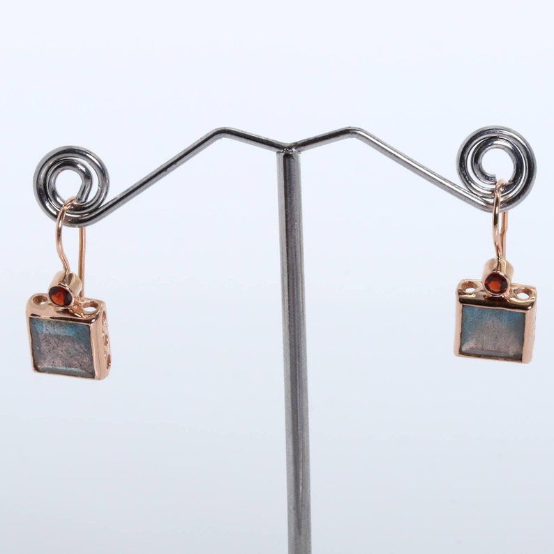 Pendientes pequeños de piedras preciosas cuadradas Pendientes de granate y labradorita Pendientes de oro rosa de piedras preciosas Pendientes vintage geométricos Pendiente pequeño imagen 3