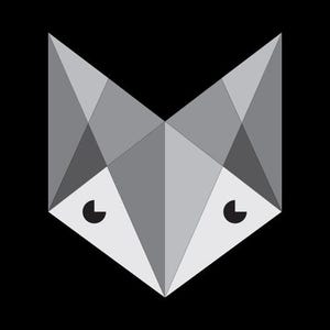 以下が含まれることがあります： グレーの陰影で描かれた幾何学的なキツネの頭のデザイン。黒い目があります。キツネの頭は三角形の形をしたスタイリッシュなデザインです。